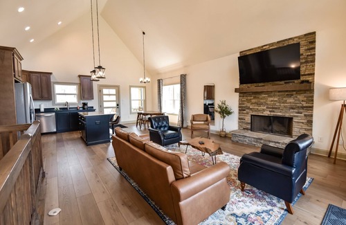 Ellijay House | Side-by-side mountain cabins with hot tubs, views, & ample entertainment space