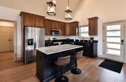 Ellijay House | Side-by-side mountain cabins with hot tubs, views, & ample entertainment space