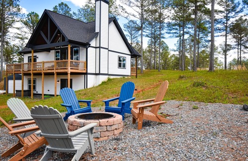 Ellijay House | Side-by-side mountain cabins with hot tubs, views, & ample entertainment space