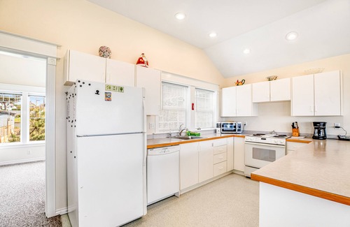 Newport House | Side-by-side ocean view homes with enclosed yards & hot tubs - 1 block to beach