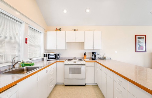 Newport House | Side-by-side ocean view homes with enclosed yards & hot tubs - 1 block to beach