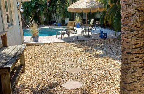 Bay Isle House | SIESTA KEY BEACH COTTAGE, 5 Minute walk to Sunset on the Beach