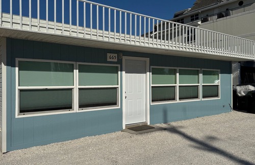 Siesta Key Cottage | Siesta Key Beachside Getaway Cottage Walking Distance to Beach and Village