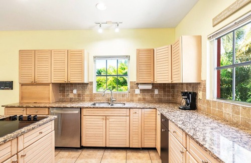 Siesta Key Village Villa | Siesta Key Village, Pool, Beach Access 4-min. Walk, 3bdr