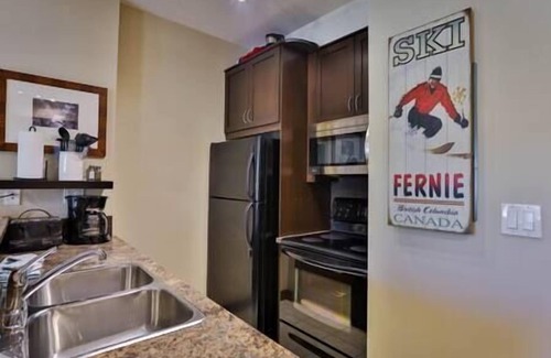 East Kootenay Condo | Silver Rock Studio with full kitchen and Queen bed