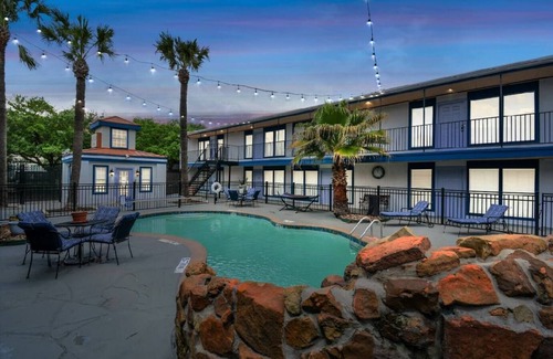 The Galleria Apartment | Silver Screen | 2-BD/1-BT | Uptown-Galleria
