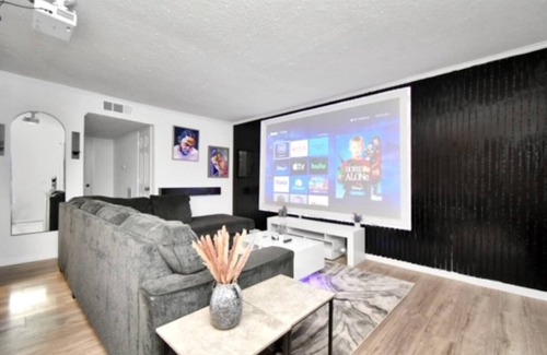 The Galleria Apartment | Silver Screen | 2-BD/1-BT | Uptown-Galleria