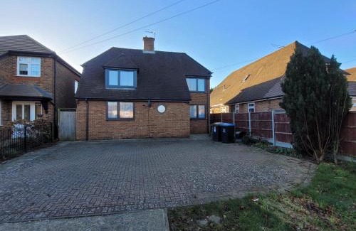 Hemel Hempstead Apartment | Silvertree Lodge - 2 double bed flat with parking