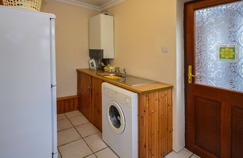 Beaumaris Cottage | Simdde Wen - a bungalow that sleeps 6 guests in 3 bedrooms