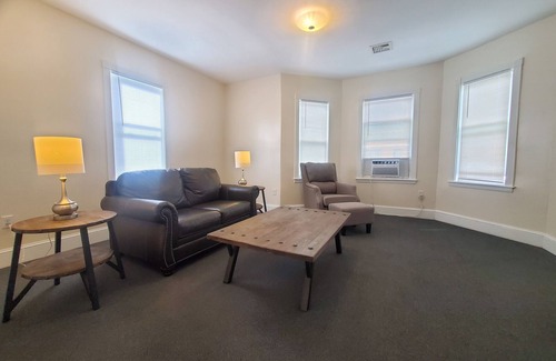Hartford Apartment | Simple and Relaxing Urban Condo Near Everything