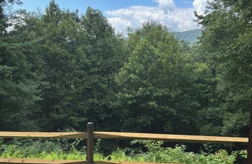 Whittier Cabin | Simple Charming 2-bedroom cabin in Whittier NC, 14 miles from Cherokee