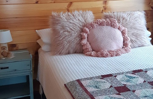 Martinborough Cottage | Simple, clean comfort..... just a stonethrow from everything