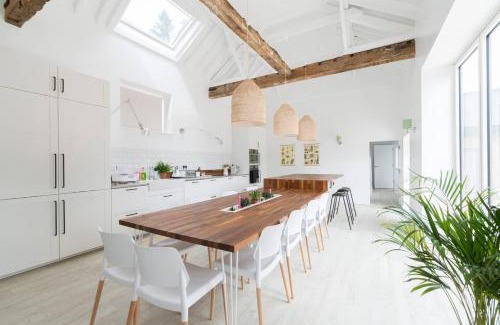 Reydon House | Simple Coastal Luxury near Southwold sleeps 10
