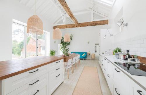 Reydon House | Simple Coastal Luxury near Southwold sleeps 10