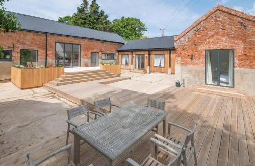 Reydon House | Simple Coastal Luxury near Southwold sleeps 10