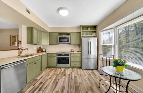 Royal Pines House | Simple comforts of home conveniently located