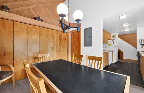 Overlook Park Hotel | Simple, pet friendly, cabin style home with Hot Tub - POL99