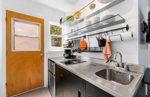 Hawaii Kai Apartment | Simple studio with lanai, standing desk, WiFi & great location near beaches