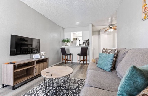 Park Central Apartment | Simplicity and Convenience! Pool View w. Balcony!