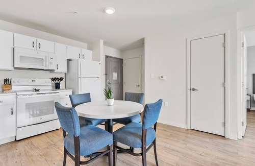 Far North Central Apartment | Simplicity At the Rim 1314 I Comfy 2 Bed 2 Bath
