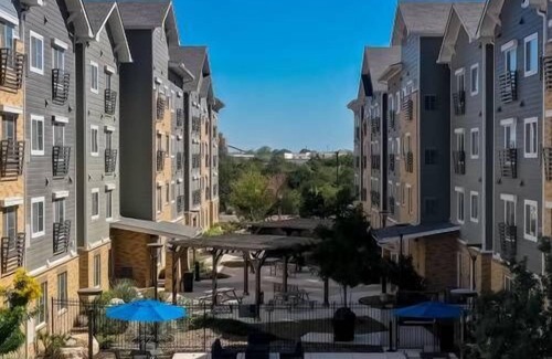 Far North Central Apartment | Simplicity At the Rim 1206 I Comfy 2 Bed 2 Bath