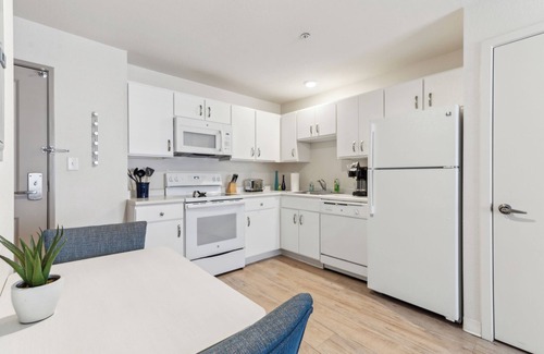 Far North Central Apartment | Simplicity At the Rim 1405 I Comfy 1 Bed 1 Bath