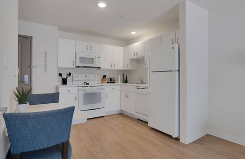 Far North Central Apartment | Simplicity At the Rim 1311 I Spacious 1 Bed 1 Bth