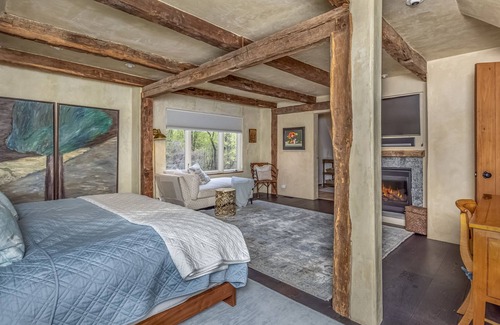 New Paltz House | Simply Impeccable Home with a Sweeping Mountain View and Guest House