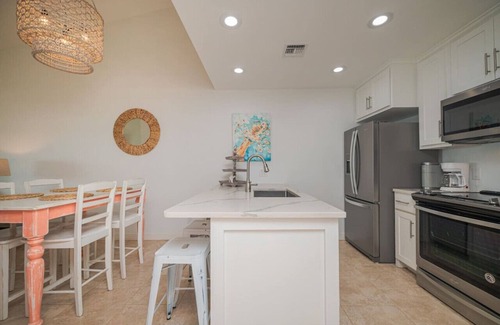 Harbor Oaks Condo | Simply Wonderful | Bayview | Pier | Pools |by Rose