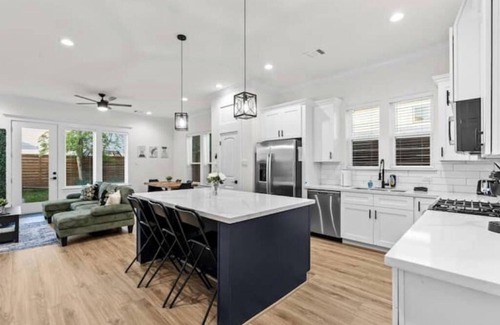 OST - South Union House | Sing, Soak & Stay In Houston!