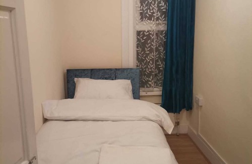 Goodmayes House | Single bedroom near London Seven Kings Train Station