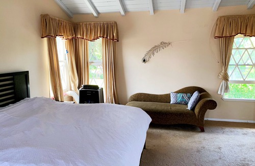 Arcadia House | Single house upstairs mountain view