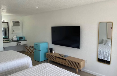 Lake City Apartment | Single King Room w/Sleeper Sofa (main level)