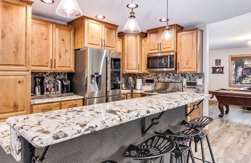 South Lake Tahoe Cabin | Single Level ✔Great Location✔ Hot tub✔ Pool Table✔ Arcade