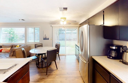Central Oregon House | Single-level home with fenced yard, covered patio & central AC