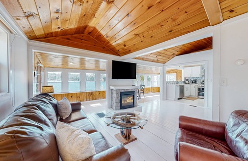 Marion House | Single-level riverfront retreat, electric fireplace, & washer/dryer