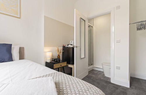 Redcar Bed & Breakfast | Single Room w/Ensuite | Perfect for Contractors