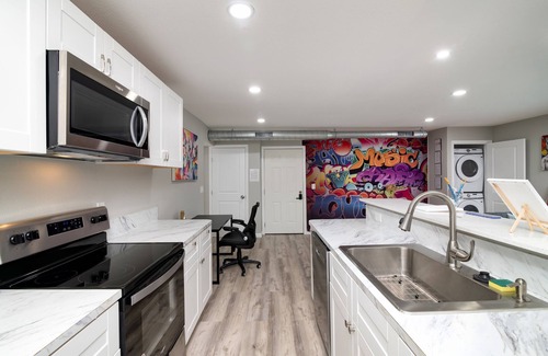 West Arlington Apartment | Sip & Paint Artistic Getaway with AC, WiFi in wonderful Arlington