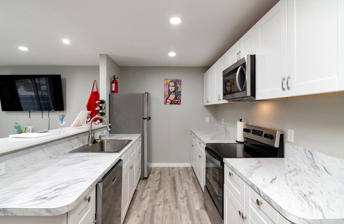West Arlington Apartment | Sip & Paint Artistic Getaway with AC, WiFi in wonderful Arlington