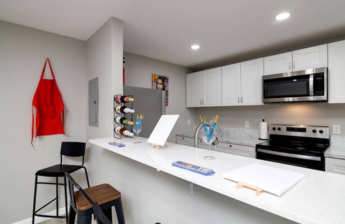 West Arlington Apartment | Sip & Paint Artistic Getaway with AC, WiFi in wonderful Arlington