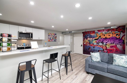 West Arlington Apartment | Sip & Paint Artistic Getaway with AC, WiFi in wonderful Arlington