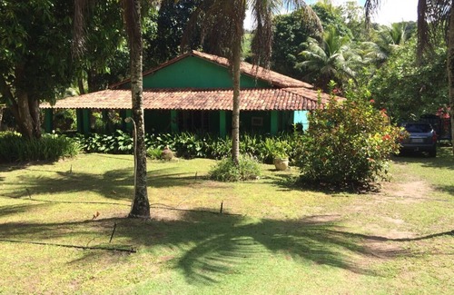 Goiana House | Site with country house surrounded by greenery and leisure equipment