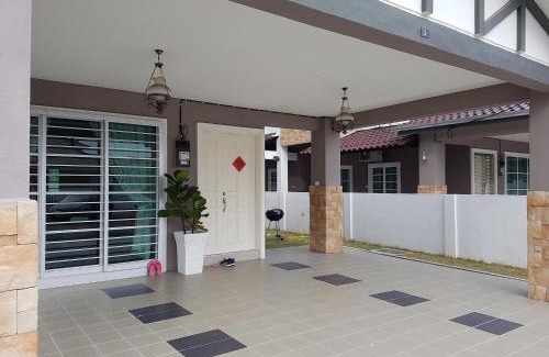 Taman Teratai House | Sitiawan Homestay Entire Semi D house