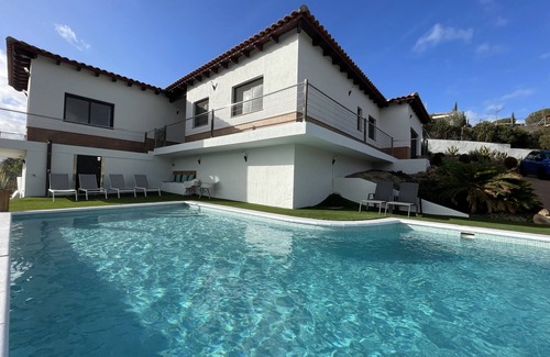 Mas Altaba Villa | Situated 20 minutes from the popular beaches with large private pool and a gym.