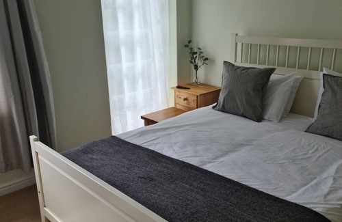 Bideford House | Situated in the heart of beautiful Clovelly bedroom available with bathroom