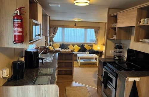 Ingoldmells Cabin | Skegness 3-Bed Caravan, Sleeps 8, 10 mins to Beach