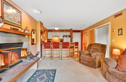 Ludlow Condo | Ski-in/out condo near ski school with washer/dryer, fast WiFi, & mountain views