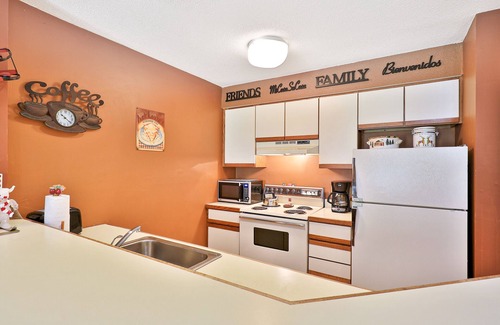Ludlow Condo | Ski-in/out condo near ski school with washer/dryer, fast WiFi, & mountain views