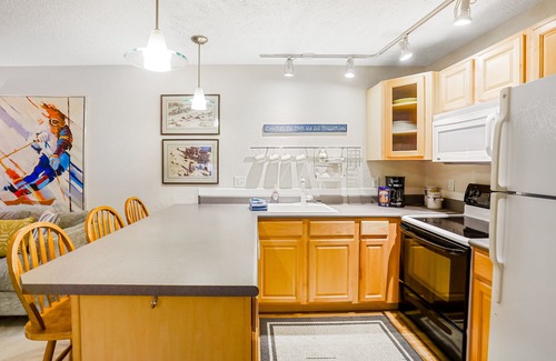 Alyeska Apartment | Ski-in/out condo near hiking & town with sauna & deck with amazing views