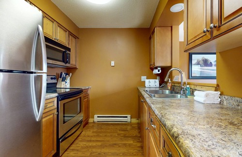 Ludlow Condo | Ski-in/out Condo on Bull Run Trail with fireplace, & full kitchen